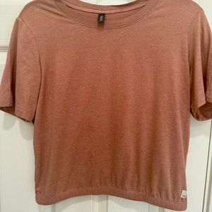 Vuori womens halo crop top in medium